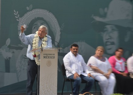 El presidente Andrés Manuel López Obrador y el gobernador Cuitláhuac García presentaron el programa Sembrando Vida en la ciudad de Córdoba, Veracruz.  