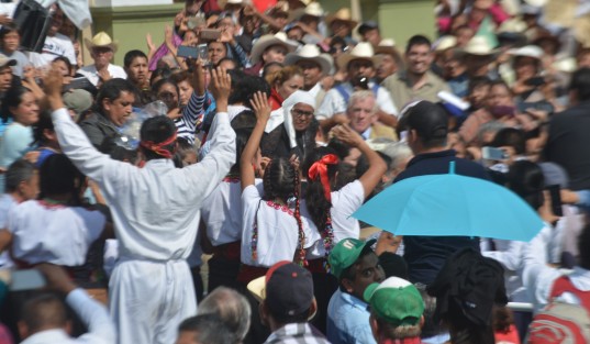  Y pese a que en el pasado el Honorable Ayuntamiento de Córdoba negaba los permisos para eventos de MORENA y Andrés Manuel López Obrador, este domingo se vio abarrotado el parque 21 de Mayo de la Ciudad de los 30 Caballeros en la visita de AMLO como Presidente de la República.  