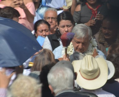  Y pese a que en el pasado el Honorable Ayuntamiento de Córdoba negaba los permisos para eventos de MORENA y Andrés Manuel López Obrador, este domingo se vio abarrotado el parque 21 de Mayo de la Ciudad de los 30 Caballeros en la visita de AMLO como Presidente de la República.  