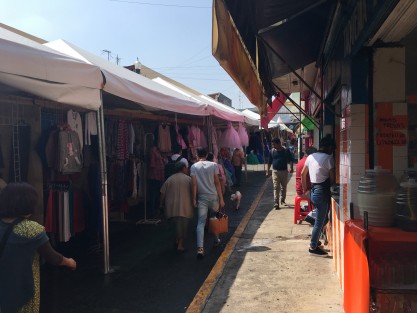 Comerciantes de ropa del Mercado Jáuregui ofrecen su mercancía en las carpas instaladas por el Ayuntamiento. Mientras hay buen tiempo, bueno, ¿y si hay lluvia? ¿quién apoyará? 
