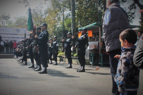 La fecha fue aprovechada para inculcar valores civiles a algunos pequeñines que acudieron este día al parque Benito Juárez. 