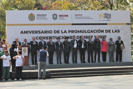 Con la participación de representantes de las autoridades estatales y locales, así como militares y civiles, se conmemoró en el parque Benito Juárez los aniversarios 162 y 102, de las Constituciones de 1857 y 1917, respectivamente.  