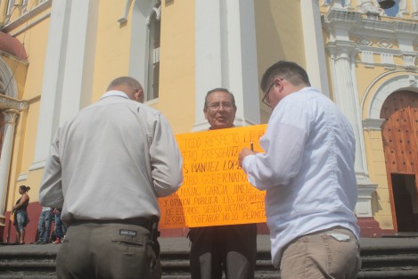 El señor Carlos Flores Muñoz se manifestó en Plaza Lerdo para solicitar el apoyo del Gobierno Estatal, ya que acusa el despojo de una propiedad sin que él haya entregado las escrituras, pero extrañamente el cambio de propietario fue avalado legalmente. 
