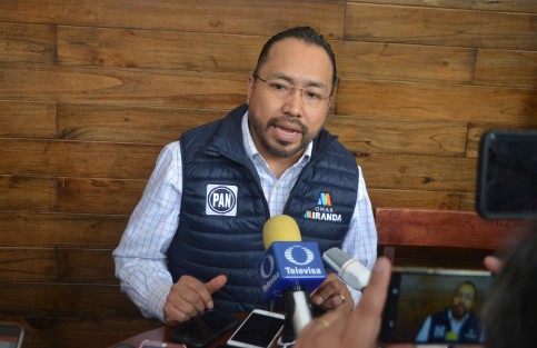 Ante el incremento de la violencia en Xalapa, el diputado Omar Miranda consideró necesario más coordinación entre las autoridades estatales y municipales, pues pasar el mando a la autoridad no resolverá el problema. 