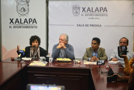 El ayuntamiento de Xalapa y la Comisión Municipal de Agua y Saneamiento (CMAS) no han brindado apoyo a los vecinos afectados por el deslave ocurrido en la calle Tabasco de la colonia Veracruz, así lo reconoció el presidente municipal, Pedro Hipólito Rodríguez Herrero, al señalar que se encuentran a la espera de los dictámenes que emita la dirección de Protección Civil municipal.
