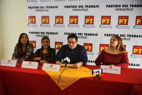 Vicente Aguilar, coordinador del PT, exigió a los funcionarios e instituciones que sean transparentes y que operen de forma correcta para que la 4T pueda llevarse a cabo. Es la oportunidad que tenemos para cambiar a México y estaremos pendientes al respecto.