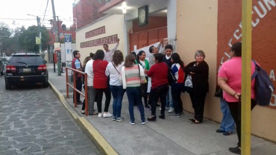 Docentes de la Sección 32 del SNTE tomaron las instalaciones de la Telesecundaria Nicolás Bravo de la colonia Progreso Macuiltépetl, de la ciudad de Xalapa, inconformes por la asignación a esa escuela, de una maestra que no está en la lista de espera de cambios, y que la SEV no está respetando los movimientos internos que ellos (SNTE) hacen para los cambios.