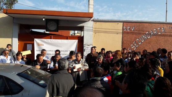 Docentes de la Sección 32 del SNTE tomaron las instalaciones de la Telesecundaria Nicolás Bravo de la colonia Progreso Macuiltépetl, de la ciudad de Xalapa, inconformes por la asignación a esa escuela, de una maestra que no está en la lista de espera de cambios, y que la SEV no está respetando los movimientos internos que ellos (SNTE) hacen para los cambios.