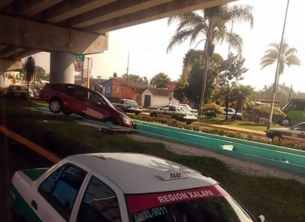 Extraño accidente vehicular abajo del puente de Circuito Presidentes. Ha de ser porque el mundo anda de cabeza. 