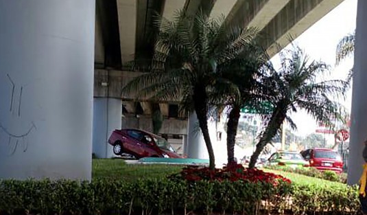 Extraño accidente vehicular abajo del puente de Circuito Presidentes. Ha de ser porque el mundo anda de cabeza. 