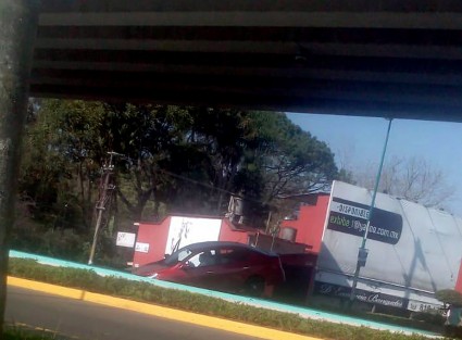 Extraño accidente vehicular abajo del puente de Circuito Presidentes. Ha de ser porque el mundo anda de cabeza. 