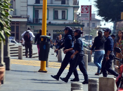 Mientras en colonias populares y hasta en Las Ánimas crece la delincuencia, los policías medio capacitados del ayuntamiento de Xalapa, con tolete en la cintura siguen paseando por el centro de la ciudad.  