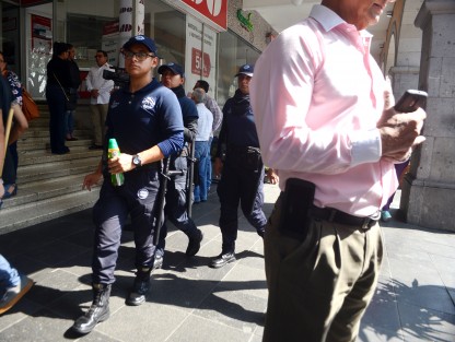 Mientras en colonias populares y hasta en Las Ánimas crece la delincuencia, los policías medio capacitados del ayuntamiento de Xalapa, con tolete en la cintura siguen paseando por el centro de la ciudad.  