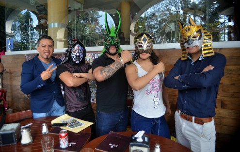 Peleadores participantes  del evento Lucha de 3 esquinas invitaron a la población en general a dicho acontecimiento a realizarse el próximo viernes  19 a las 8:45 de la noche en la Arena Xalapa.  
