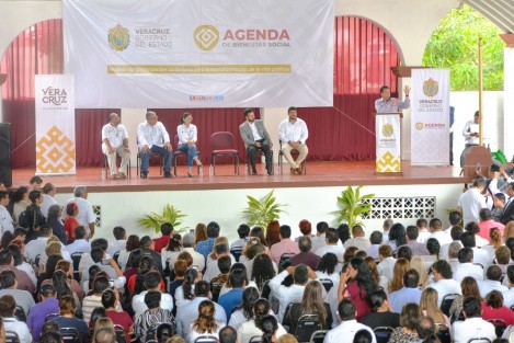  Al inaugurar la Agenda de Bienestar Social en la Zona Norte en Pueblo Viejo, el gobernador Cuitláhuac García Jiménez anunció que este año el abastecimiento de medicamentos para Veracruz romperá récord.