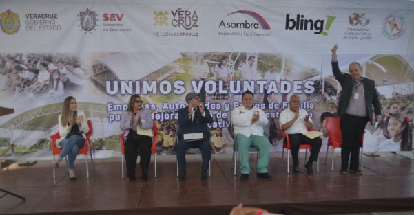 Gustavo Abel Cadena, en representación del Gobierno del Estado; Carolina Carreira Cuéllar, coordinadora comercial  de <em>Asombra México</em>;  Francisco Martínez Lozada, padrino de proyectos de <em>Asombra</em>, así como autoridades escolares, inauguraron el domo de la escuela primaria <em>Rafael Lucio</em>.