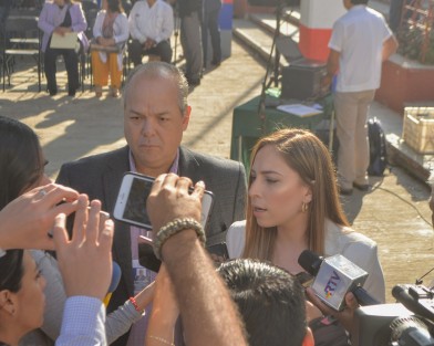 Gustavo Abel Cadena, en representación del Gobierno del Estado; Carolina Carreira Cuéllar, coordinadora comercial  de <em>Asombra México</em>;  Francisco Martínez Lozada, padrino de proyectos de <em>Asombra</em>, así como autoridades escolares, inauguraron el domo de la escuela primaria <em>Rafael Lucio</em>.