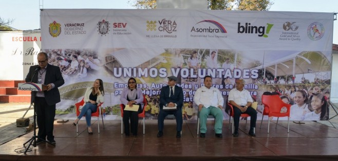 El periodista Francisco Martínez Lozada, asistió como padrino de honor a la entrega e inauguración de proyectos de <em>Asombra, Uniendo Voluntades</em>, en la escuela Primaria Dr. Rafael Lucio. Esta iniciativa es impulsada por el sector privado para facilitar la participación de empresas socialmente responsables.  