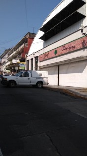 Una mujer, al parecer una comerciante de bolsas, fue ejecutada a balazos en las primeras horas de esta tarde, en el interior de Plaza Clavijero en Xalapa. 