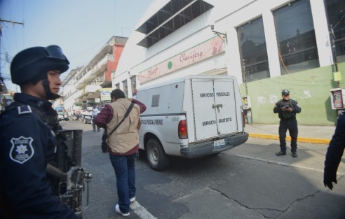 Versiones no oficiales atribuyen el homicidio de lacomerciante de Plaza Clavijero, a la extorsión de la delincuencia, conocida como cobro de piso. 
