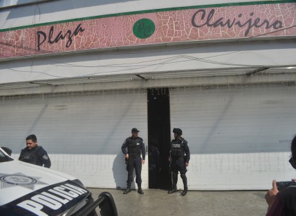 María del Carmen N., líder de comerciantes de Plaza Clavijero, es la mujer que fue asesinada por un desconocido, quien arribó al filo de las 2 de la tarde a su local en la Plaza Clavijero, para acribillarla a balazos. 