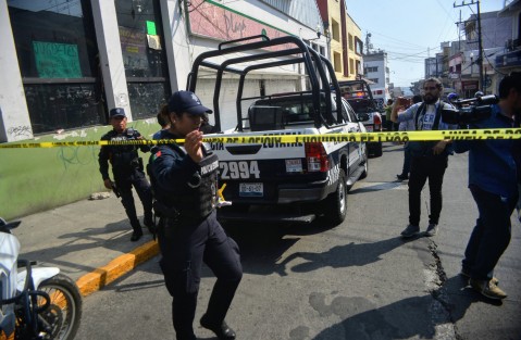 María del Carmen N., líder de comerciantes de Plaza Clavijero, es la mujer que fue asesinada por un desconocido, quien arribó al filo de las 2 de la tarde a su local en la Plaza Clavijero, para acribillarla a balazos. 