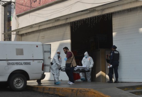 María del Carmen N., líder de comerciantes de Plaza Clavijero, es la mujer que fue asesinada por un desconocido, quien arribó al filo de las 2 de la tarde a su local en la Plaza Clavijero, para acribillarla a balazos. 
