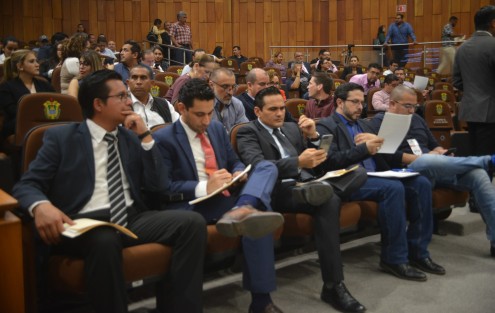 ‪Así el ambiente festivo en la sede del Congreso del Estado de Veracruz previo al inicio de la sesión extraordinaria privada donde se votará la procedencia del juicio político del titular de la Fiscalía General del Estado de Veracruz. 