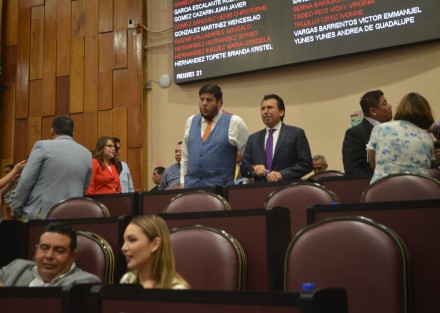 ‪Así el ambiente festivo en la sede del Congreso del Estado de Veracruz previo al inicio de la sesión extraordinaria privada donde se votará la procedencia del juicio político del titular de la Fiscalía General del Estado de Veracruz. 