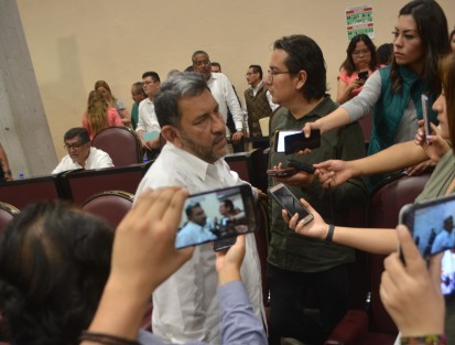 ‪Así el ambiente festivo en la sede del Congreso del Estado de Veracruz previo al inicio de la sesión extraordinaria privada donde se votará la procedencia del juicio político del titular de la Fiscalía General del Estado de Veracruz. 