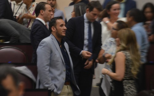 ‪Así el ambiente festivo en la sede del Congreso del Estado de Veracruz previo al inicio de la sesión extraordinaria privada donde se votará la procedencia del juicio político del titular de la Fiscalía General del Estado de Veracruz. 
