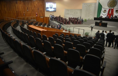 La sesión privada  del Congreso donde se  votaría si proceden o no los juicios políticos contra el fiscal Jorge Winckler, fue declarada en receso, para continuar mañana viernes a las 17:00 horas.  