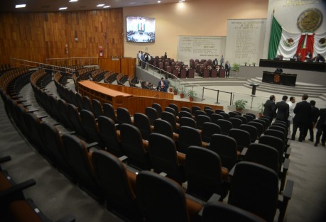La sesión privada  del Congreso donde se  votaría si proceden o no los juicios políticos contra el fiscal Jorge Winckler, fue declarada en receso, para continuar mañana viernes a las 17:00 horas.  
