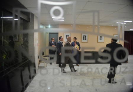 Después de estar 15 minutos en el baño del pleno, el Fiscal Jorge Winkler salió directamente a la oficina de la diputada Josefina Gamboa mientras en el pleno se votaba. 