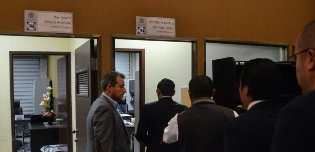 Después de estar 15 minutos en el baño del pleno, el Fiscal Jorge Winkler salió directamente a la oficina de la diputada Josefina Gamboa mientras en el pleno se votaba. 