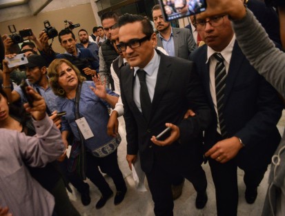 En el camino una señora le gritó que ya no era fiscal, pero se siguió de largo  sin decir nada. 