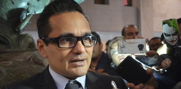 Luego de saber que la sesión se había suspendido, el fiscal ofreció una rueda de prensa junto al águila, donde Yunes acostumbraba hablar.  