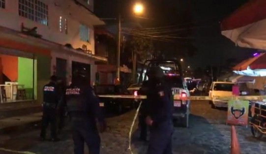 Un segundo asesinato se dio este jueves por la tarde - noche, pero a un costado del Mercado Rendón. La víctima fue un joven de 17 años, encargado de una tienda de ropa americana, ubicada en la calle Francisco Mateos.   