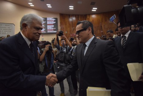 Saludo entre el abogado Reyes Peralta y el fiscal general Winckler Ortiz, al inicio de la sesión. 
