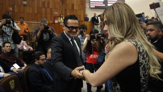 Fiscal y diputada defensora de fotógrafos en afectuoso saludo.