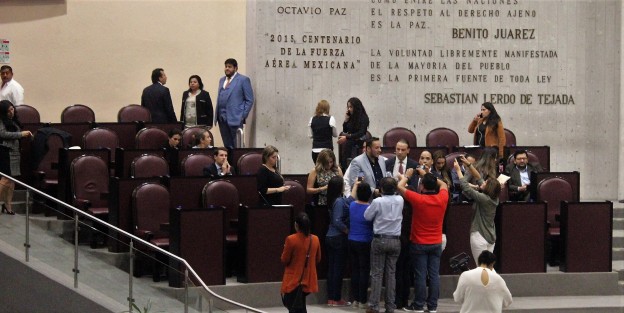 Aspectos de la sesión extraordinaria de este jueves,que continuará el viernes. 