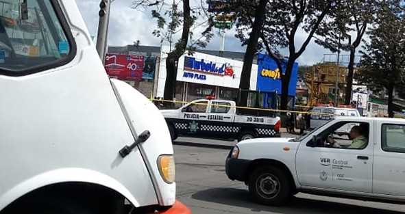 Esta mañana se registró un enfrentamiento armado sobre la avenida Lázaro Cárdenas equina Gildardo Avilés de la colonia Rafael Lucio en esta ciudad, entre presuntos delincuentes y elementos de la Secretaria de Seguridad Pública del Estado, con un saldo preliminar de un civil abatido y la detención de dos personas.
