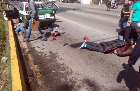 Esta mañana se registró un enfrentamiento armado sobre la avenida Lázaro Cárdenas equina Gildardo Avilés de la colonia Rafael Lucio en esta ciudad, entre presuntos delincuentes y elementos de la Secretaria de Seguridad Pública del Estado, con un saldo preliminar de un civil abatido y la detención de dos personas.