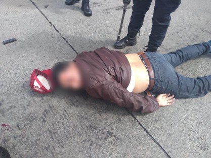 Esta mañana se registró un enfrentamiento armado sobre la avenida Lázaro Cárdenas equina Gildardo Avilés de la colonia Rafael Lucio en esta ciudad, entre presuntos delincuentes y elementos de la Secretaria de Seguridad Pública del Estado, con un saldo preliminar de un civil abatido y la detención de dos personas. 