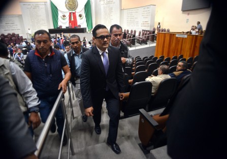 El fiscal tuvo que regresarse a chambear ya que 5 minutos antes de iniciarse las sesión  en un documento se avisó que ésta no se llevaría a cabo.
