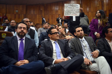 El fiscal tuvo que regresarse a chambear ya que 5 minutos antes de iniciarse las sesión  en un documento se avisó que ésta no se llevaría a cabo.
