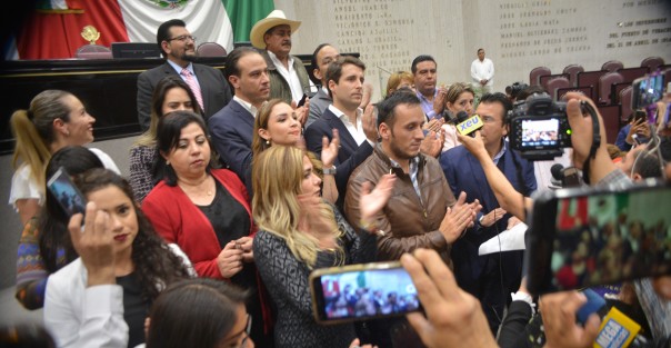Entrevistas, declaraciones y hasta apagones de luz se vieron  durante la espera a que los panistas y sus aliados dieron su postura acerca de la cancelación de la sesión; incluso acusaron a el secretario de gobierno, Eric Cisneros, de amenazas y presiones hacia ellos.
