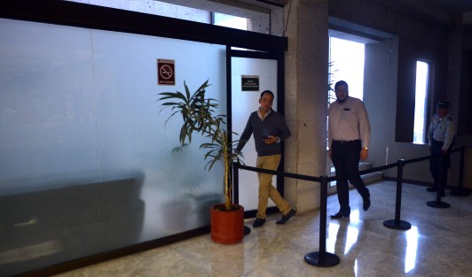 Entrevistas, declaraciones y hasta apagones de luz se vieron  durante la espera a que los panistas y sus aliados dieron su postura acerca de la cancelación de la sesión; incluso acusaron a el secretario de gobierno, Eric Cisneros, de amenazas y presiones hacia ellos.
