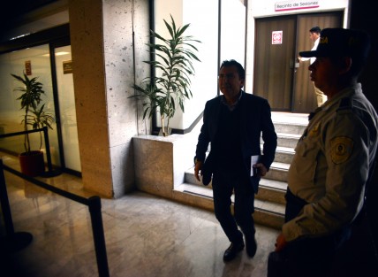 Entrevistas, declaraciones y hasta apagones de luz se vieron  durante la espera a que los panistas y sus aliados dieron su postura acerca de la cancelación de la sesión; incluso acusaron a el secretario de gobierno, Eric Cisneros, de amenazas y presiones hacia ellos.
