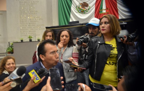 Entrevistas, declaraciones y hasta apagones de luz se vieron  durante la espera a que los panistas y sus aliados dieron su postura acerca de la cancelación de la sesión; incluso acusaron a el secretario de gobierno, Eric Cisneros, de amenazas y presiones hacia ellos.
